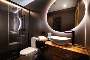 bano-de-habitacion-doble-con-balcon